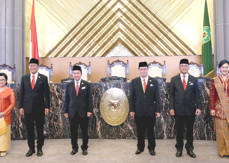 Dewan Komisioner OJK periode 2022 - 2027 resmi dilantik Ketua Mahkamah Agung, HM Syarifuddin, Rabu. (kemenkeu)