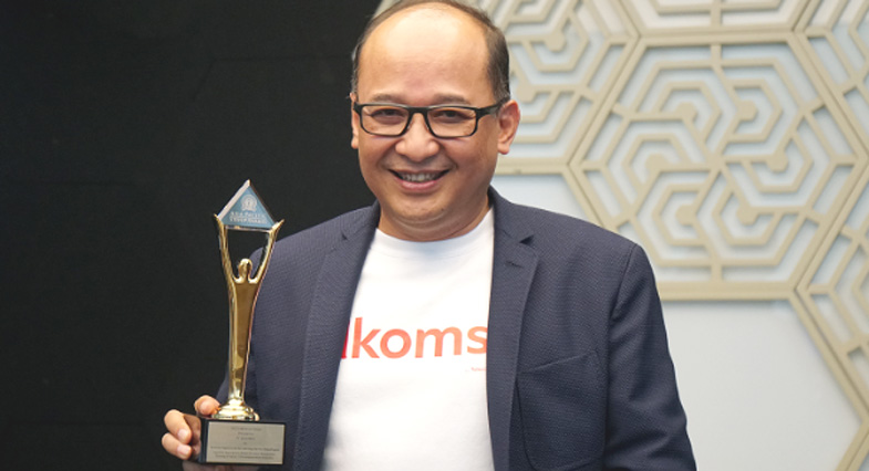 Direktur Human Capital Management Telkomsel R. Muharam Perbawamukti saat menerima penghargaan Gold Winner yang diraih Telkomsel pada ajang 2022 Asia-Pacific Stevie Awards. (ist)