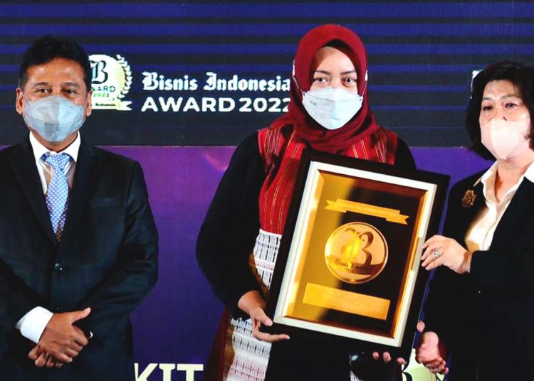 Group Head Corporate Communications XL Axiata, Tri Wahyuningsih (tengah) menerima penghargaan BIA 2022. (ist)