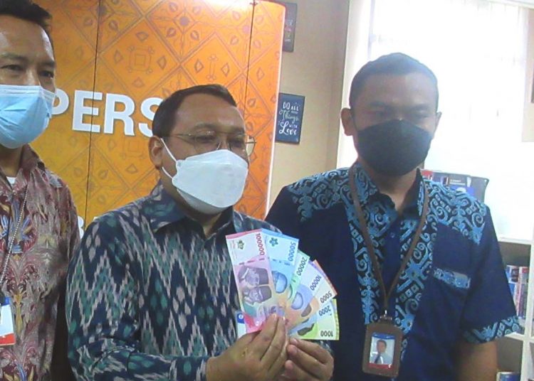 Agus Chusaini, Kepala KPw BI Provinsi Kalimantan Barat memperkenalkan tujuh pecahan Uang Rupiah kertas tahun emisi 2022 di Pontianak.(matra)