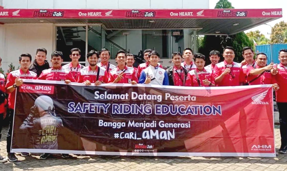 Karyawan PT Telkom Akses bersama instruktur safety riding AHM foto bersama dalam kegiatan edukasi Bangga Menjadi Generasi #Cari_aman.(ist)