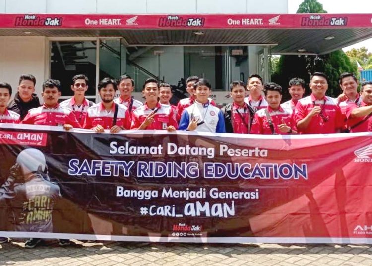 Karyawan PT Telkom Akses bersama instruktur safety riding AHM foto bersama dalam kegiatan edukasi Bangga Menjadi Generasi #Cari_aman.(ist)