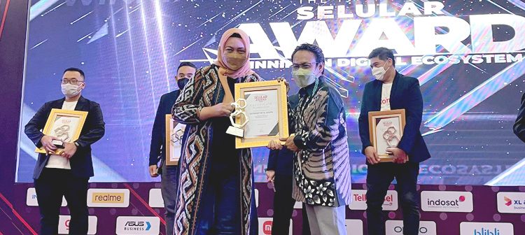 Group Head Corporate Communication XL Axiata, Tri Wahyuningsih saat menerima penghargaan Selular Award 2022.(ist)