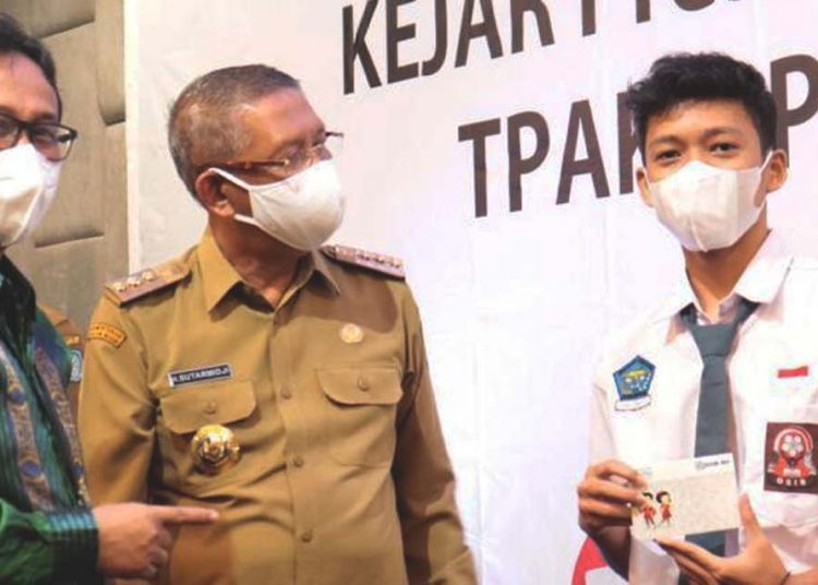 Kepala OJK Kalbar, Maulana Yasin dan Gubernur Sutarmidji kampanye menabung bagi pelajar.(ist)