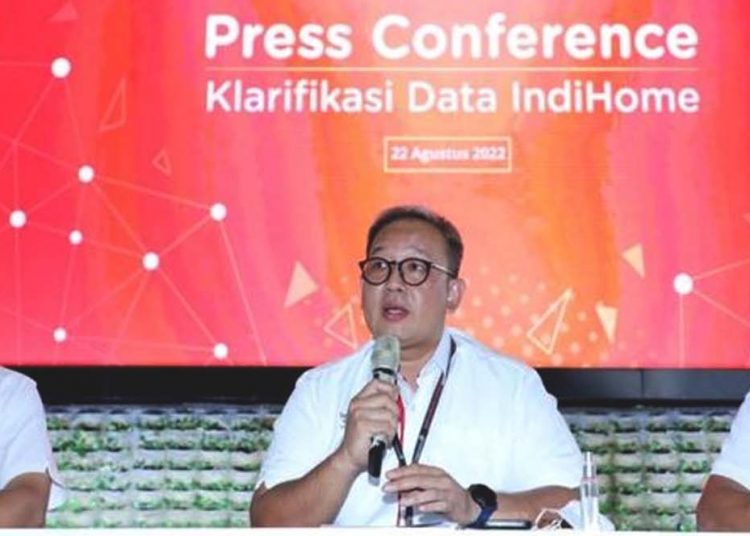 SVP Corporate Communication & Investor Relation Telkom Ahmad Reza (Tengah), VP Network/IT Strategy, Technology & Architecture Telkom Rizal Akbar (Kiri), dan EGM Divisi Information Technology Telkom Sihmirmo Adi (Kanan) saat jumpa pers.(ist)
