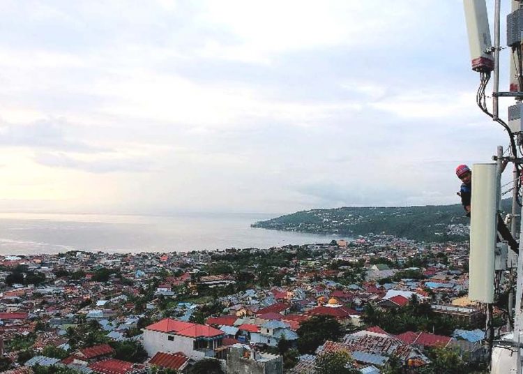 Teknisi XL Axiata melakukan pemeriksaan perangkat BTS 4G di atas tower yang berada di Luwuk, Kabupaten Banggai, Sulawesi Selatan. (ist)