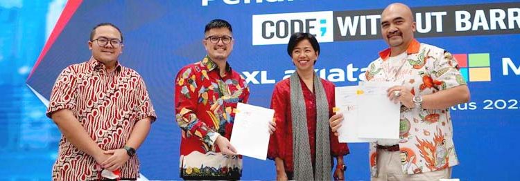 Yessie D Yosetya (dua kanan), M. Hira Kurnia, Krishna Worotikan dan Fiki Setiyono pada penandatangan MoU penerapan program Code, Without Barriers (CWB).(ist)