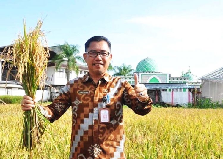 Kepala Dinas TPH Kalbar, Florentinus Anum gerakkan petani ciptakan pupuk sendiri.(ist)