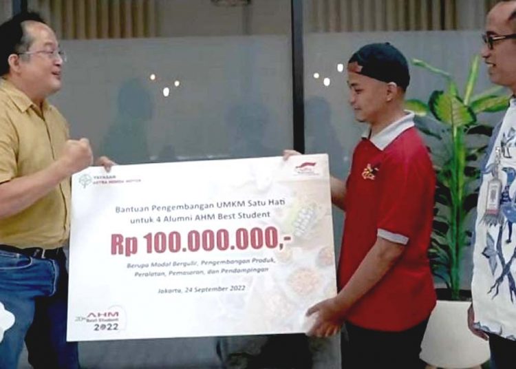 Pemberian bantuan pengembangan UMKM untuk alumni AHM Best Student. (ist)