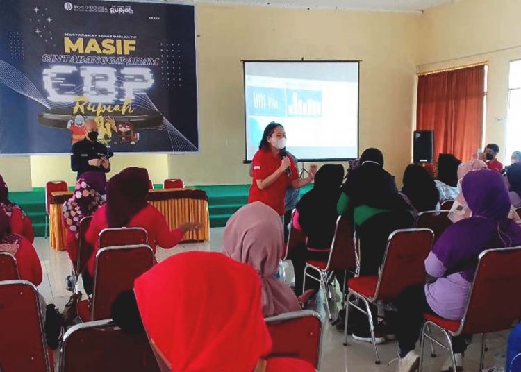 Emak-emak semangat mengikuti edukasi CBP Rupiah yang digelar Bank Indonesia.(matra)