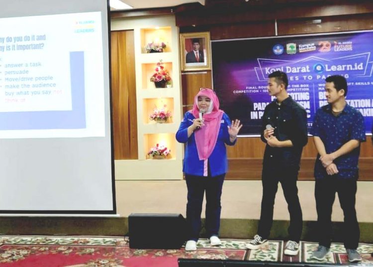 Program Leader XL Axiata Future Leaders, Dwi Kartika Sari (kiri) memberikan materi workshop public speaking Kopi Darat elearn.id  untuk mahasiswa Universitas Andalas, Padang.(ist)