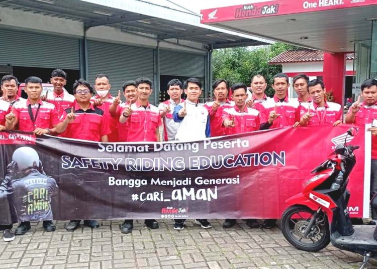 Karyawan PT Telkom Akses foto bersama pada kegiatan edukasi safety riding Astra Motor Kalbar.(ist)