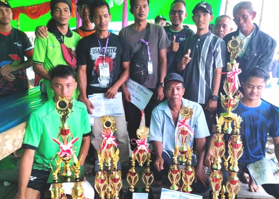 Para pemenang lomba sampan bidar di Kabupaten Sambas, Kalimantan Barat.(ist)