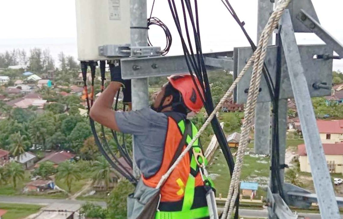 Teknisi XL Axiata melakukan pemeriksaan rutin terhadap perangkat BTS 4G di atas  menara yang berdiri di Desa Singkil Pasar, Kecamatan Singkil, Kabupaten Aceh Singkil, Provinsi Aceh.(ist)
