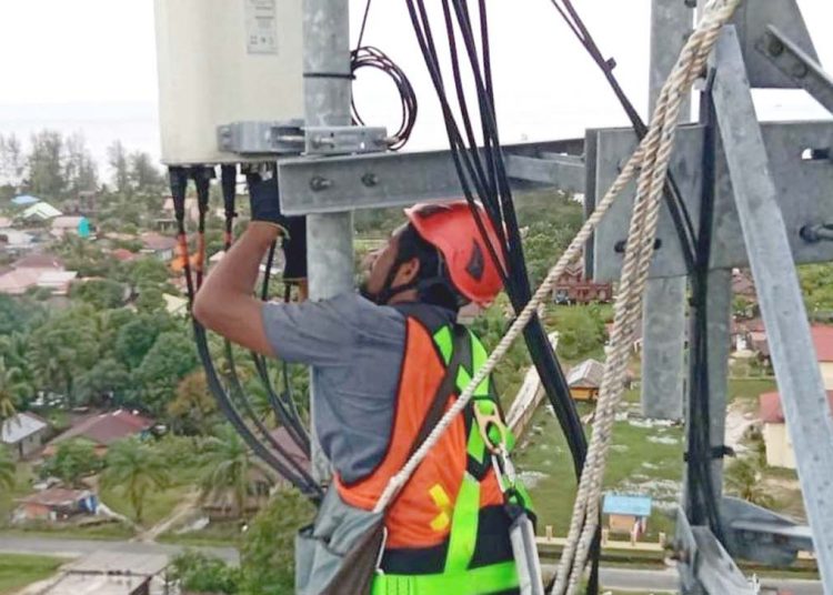 Teknisi XL Axiata melakukan pemeriksaan rutin terhadap perangkat BTS 4G di atas  menara yang berdiri di Desa Singkil Pasar, Kecamatan Singkil, Kabupaten Aceh Singkil, Provinsi Aceh.(ist)