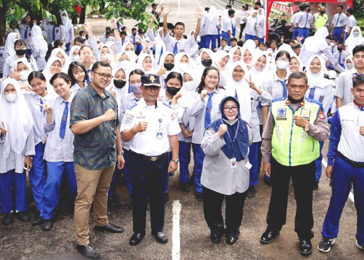 Foto bersama Rahmad Frasjoyo Pandi, S.Pd. Waka Humas, Perwakilan BPTD 14 Kalbar: Andi Gunawan SE, Dra. Utin Srilena Candramidi, M.Si Kadishub Kota Pontianak, Iptu Gunadi, S.Sos, Febri Andrian.(ist)