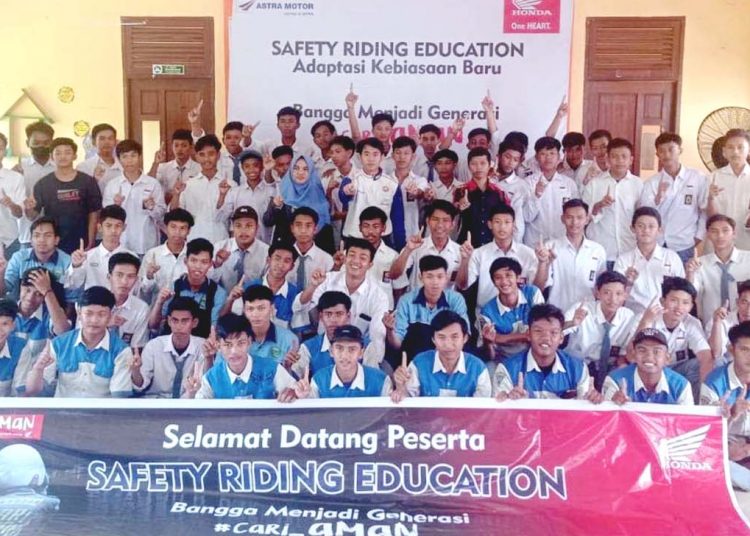 SMKN 1 Sungai Kakap bersama Astra Motor Kalimantan Barat melakukan edukasi Safety Riding.(ist)