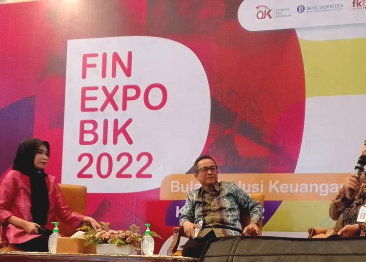 Ketua OJK Kalbar, Maulana Yasin (tengah) dalam konferensi pers di sela kegiatan Bulan Inklusi Keuangan, Kamis.(matra)