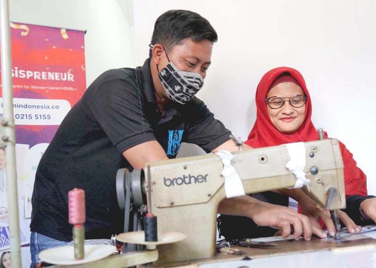 Presiden Direktur & CEO XL Axiata, Dian Siswarini, mengunjungi workshop milik KainIndonesia.co yang merupakan UMKM Perempuan anggota komunitas Sisternet dan pemenang W20 Sispreneur, di wilayah Duren Sawit, Jakarta Timur, 22 April 2022.(ist)