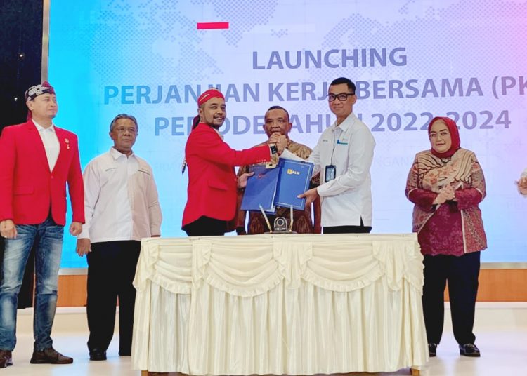 Dirut PLN Darmawan Prasodjo dan Ketua Serikat Pekerja PLN Muhammad Abrar Ali sepakat melakukan kerja bersama.(ist)