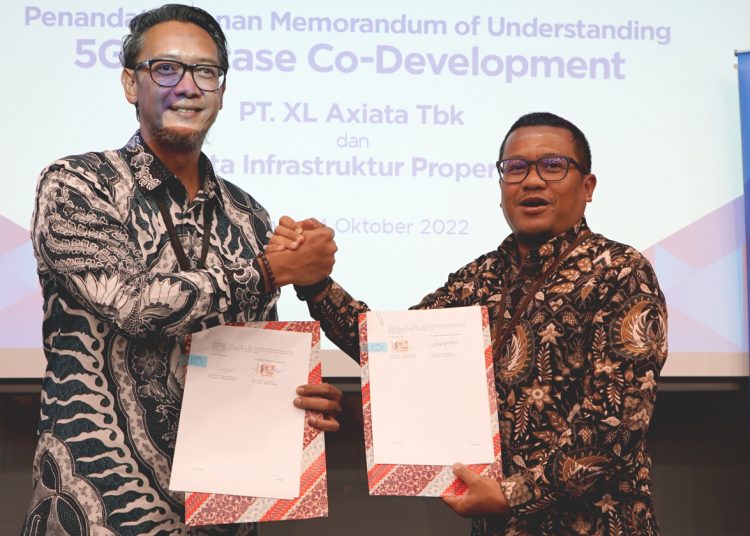 Chief Enterprise & SME Officer XL Axiata, Feby Sallyanto (kanan), bersama Direktur Utama PT Jakarta Infrastruktur Propertindo, Araf  Anbiya. (ist)
