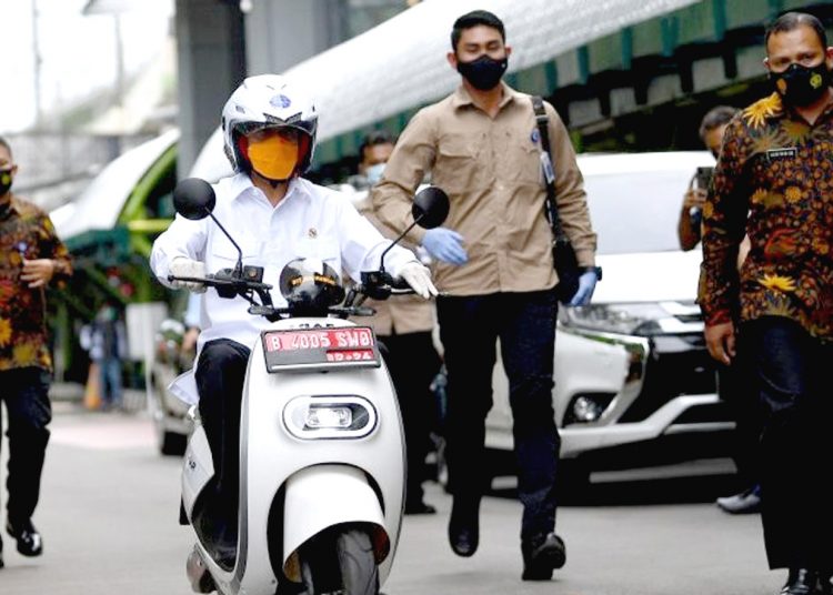 Menteri Perhubungan Budi Karya Sumadi mengendarai motor listrik. (Kemenhub)