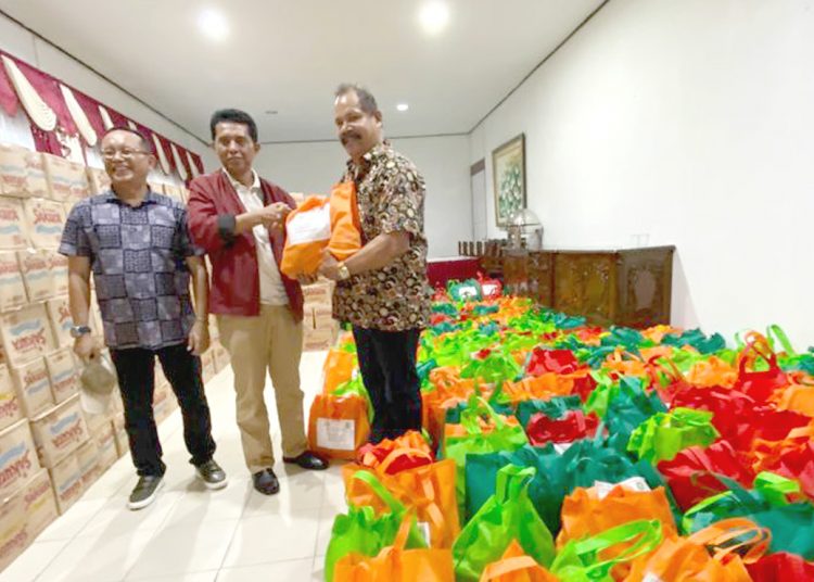 Kepala Dinas Perkebunan dan Peternakan Provinsi Kalbar, M. Munsif menyalurkan bantuan untuk warga terdampak banjir.(ist)