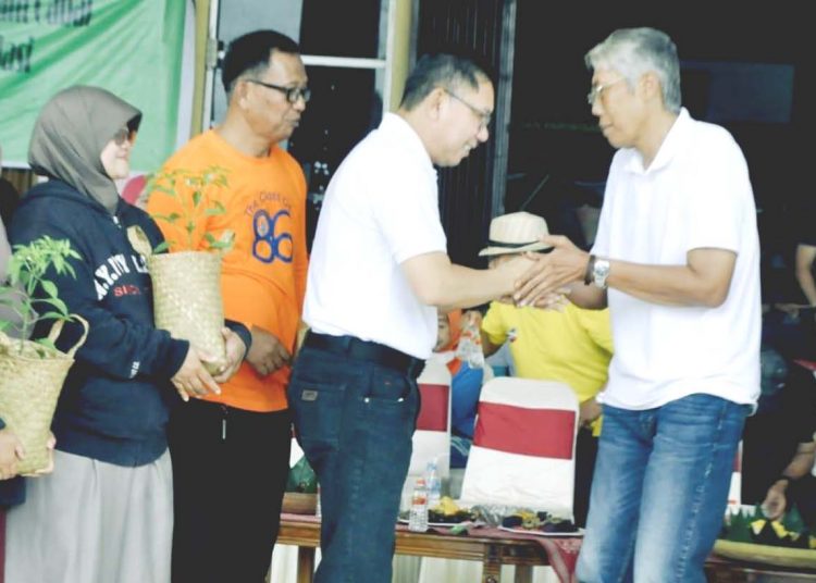 Kepala Dinas Tanaman Pangan dan Hortikultura, Florentinus Anum meluncurkan pasar petani dan gerakan tanam cabai serta sayuran di Kabupaten Sintang.(ist)
