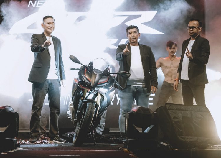 Management Astra Motor Kalimantan Barat, Januar Agung (kiri) Lukas Ferinata dan Antofany Yusticia saat launching New Honda SBR 250RR di Pontianak.(ist)