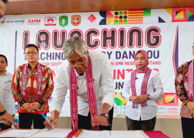 Penandatanganan MOU kerjasama program vokasi berbasis TEFA, Kepala Cabang Astra Motor Sintang, Ari Dwi Widodo, Manajemen Astra Motor Kalimantan Barat, Iwan Hary Susilo dan Bupati Sintang Jarot Winarno.(ist)