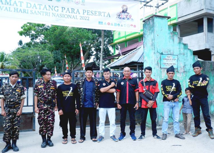 Sinergisitas Ormas FPDL dan POM Landak, Kalimantan Barat dalam pelaksanaan Apel Nasional serta Sholawat Bersama Memperingati Hari Santri. (ist)