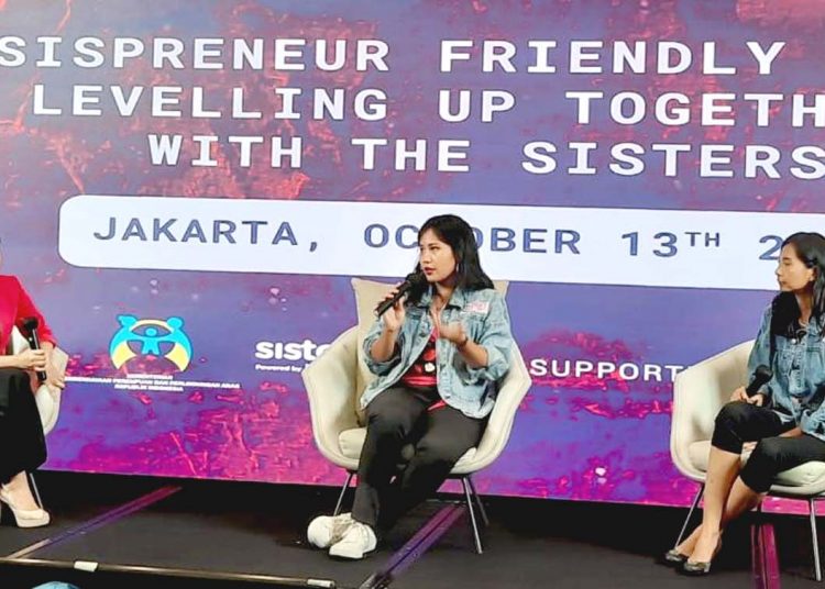 Dua perempuan pelaku UMKM pemenang ajang W20 Sispreneur, Thekla Odelia Caramia (tengah) dan Shinta Paramarti (kanan) berbagi pengalaman dan pengetahuan pada Intimate Session W20 Sispreneur 2022.(ist)