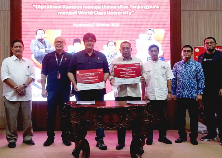 Penandatanganan nota kesepahaman (MoU) Video API, dihadiri oleh VP Area Account Management Telkomsel, Samuel Pasaribu didampingi GM Consumer Sales Region Kalimantan Muharlis dan GM Enterprise Account Management East Area Anka P. Djatmika, serta Rektor Universitas Tanjungpura Prof. Dr. H. Garuda Wiko S.H., M.Si.(ist)