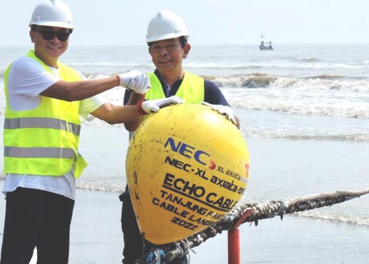 Direktur & Chief Technology Officer XL Axiata, I Gede Darmayusa (kiri) bersama Senior Vice Presiden, PT NEC Indonesia, Dolat Sembiring, menyambut Golden Buoy atau ujung kabel SKKL Echo di Tanjung Pakis, Karawang, 22 Juni 2022.(ist)