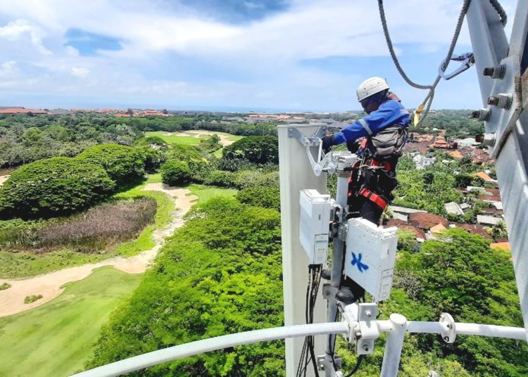 Teknisi XL Axiata memeriksa perangkat BTS di atas tower di area Nusa Dua, Bali. XL Axiata telah siap menghadirkan jaringan 4G dan 5G guna menyukseskan gelaran KTT G20 di Bali, 15-16 November 2022.(ist)