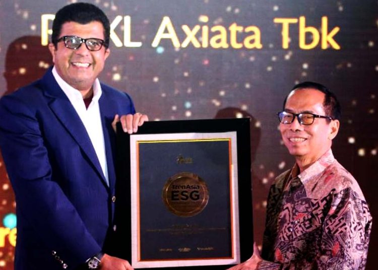 Chief Corporate Affairs XL Axiata, Marwan O. Baasir (kiri), menerima penghargaan Environmental, Social, and Governance (ESG) Excellence 2022 Action and Sustainability in Responsible Investing.(ist)