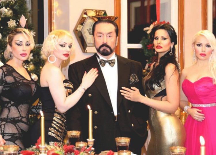 Adnan Oktar alias Harun Yahya bertabur wanita cantik. Pengadilan Istanbul memvonisnya 8.658 tahun.(twitter)