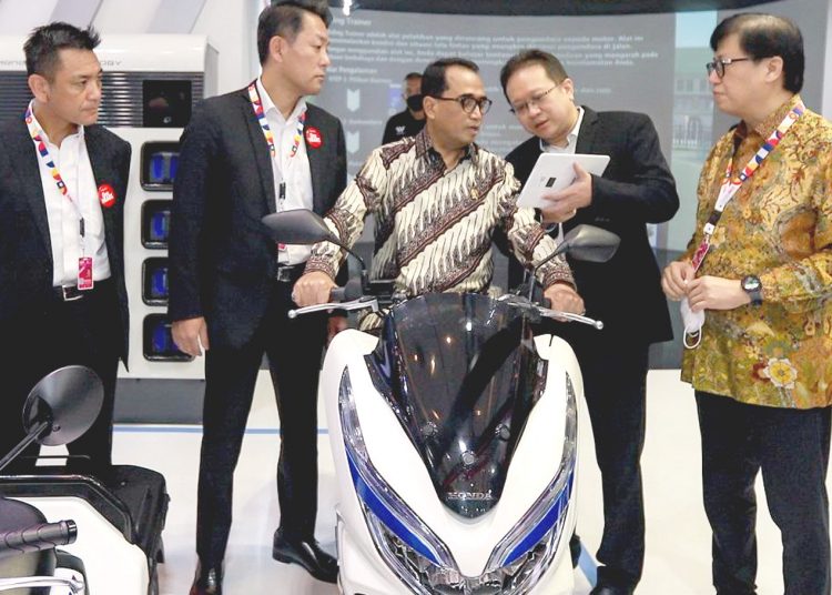 Jajaran direksi AHM bersama Menteri Perhubungan Budi Karya (tengah) pada pembukaan IMOS 2022.(ist)