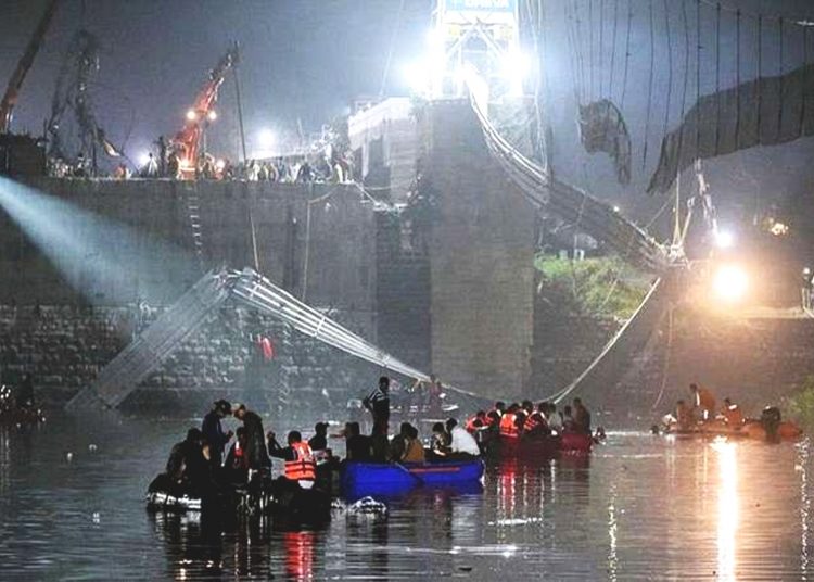 Jembatan gantung di atas Sungai Machchu, Morbi, India ambruk  menewaskan 137 orang.(twitter)