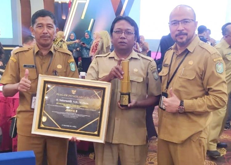 Inisiator inovasi, Diky Dwi C dan penghargaan Kalimantan Barat Inovasi Award (KALBARIA) 2022.(ist)