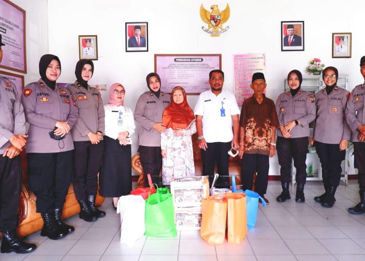 Petugas Polisi Wanita Polda Kalbar foto bersama di Panti Jompo Mulia Dharma.(ist)