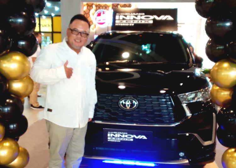 Syaifuddin Zuhri, Branch Manager Auto2000 memperkenalkan Toyota Kijang Innova Zenix di Pontianak, Selasa.(matra)