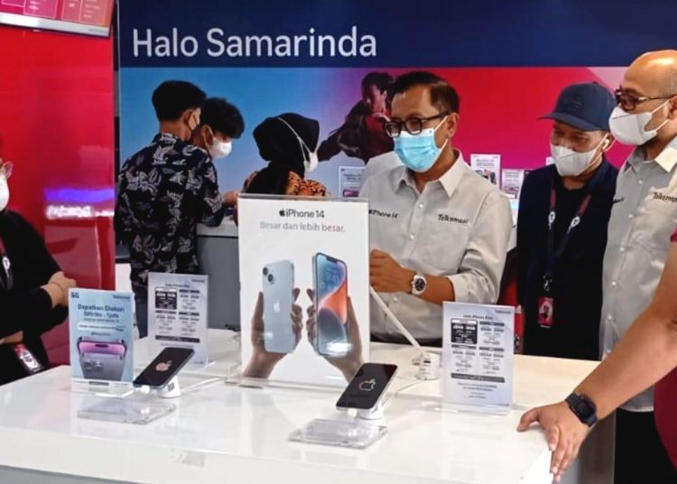 General Manager Consumer Sales Region Telkomsel Kalimantan, Muharlis bersama pelanggan Telkomsel melakukan pre order program bundling Telkomsel dan iPhone 14.(ist)