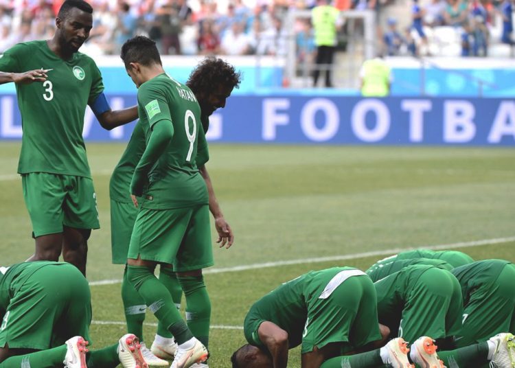 Sujud kemenangan Timnas Arab Saudi yang sukses mengalahkan Argentina.(youtube)
