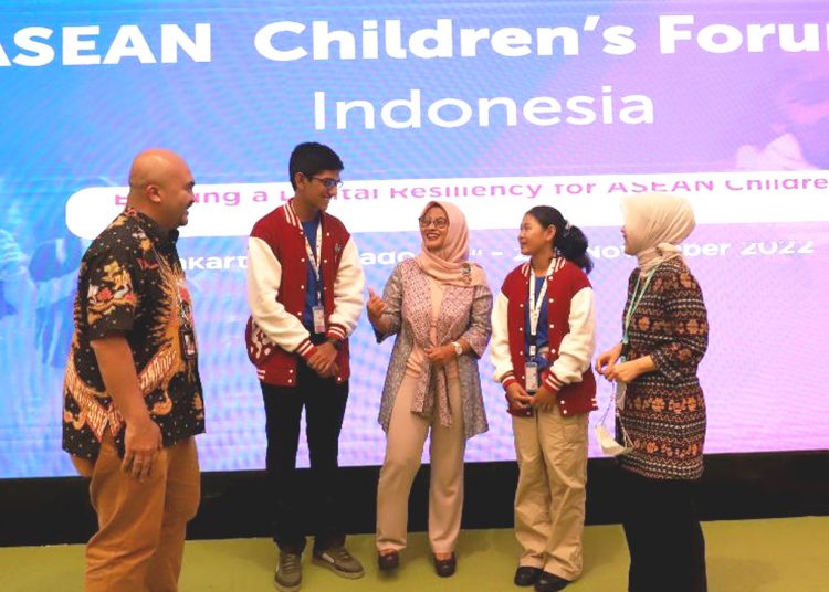 Presiden Direktur & CEO XL Axiata, Dian Siswarini dan delegasi Forum Anak ASEAN asal Malaysia, Sameer Monn Suresh dan Thy Rina asal Cambodia di XL Axiata Tower, Jakarta, Kamis. (ist)