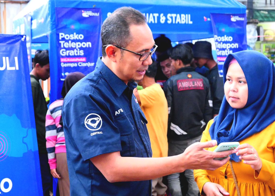 Group Head Central Region XL Axiata, Arif Farhan Budiyanto (kiri), melayani pelanggan yang merupakan warga terdampak di Posko Telepon Gratis milik XL Axiata, yang berada di RSUD Sayang Cianjur, Jawa Barat, Rabu.(ist)