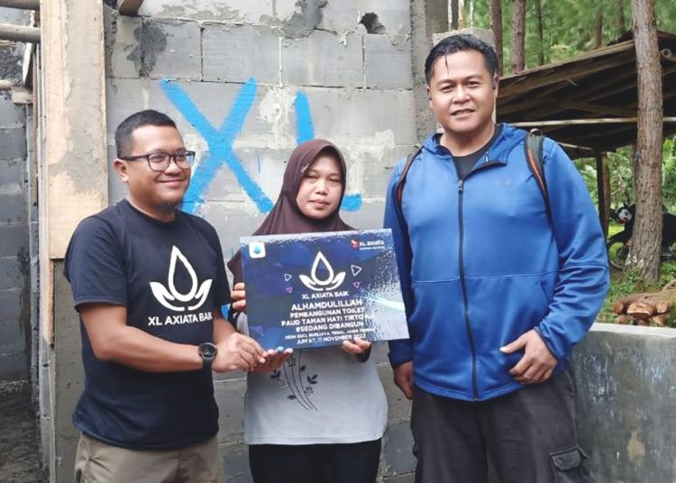 Chief Enterprise & SME Officer XL Axiata, Feby Sallyanto, menyerahkan bantuan pembangunan sarana MCK untuk PAUD Taman Hati Tirto Aji di Desa Guci, Bumijawa, Tegal, Jawa Tengah.(ist)