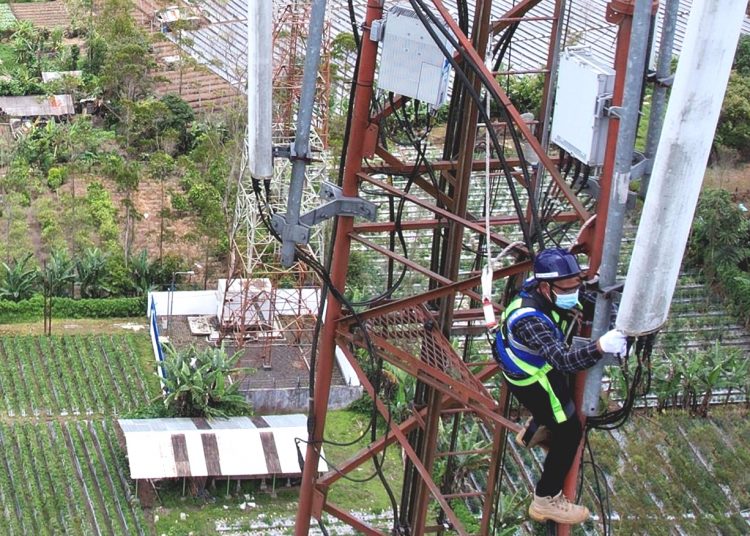 Teknisi melakukan pemeliharaan perangkat Base Transceiver Station (BTS) milik XL Axiata yang berlokasi di Jalan Kamojang, Desa Laksana, Kecamatan Ibun, Garut. (ist)
