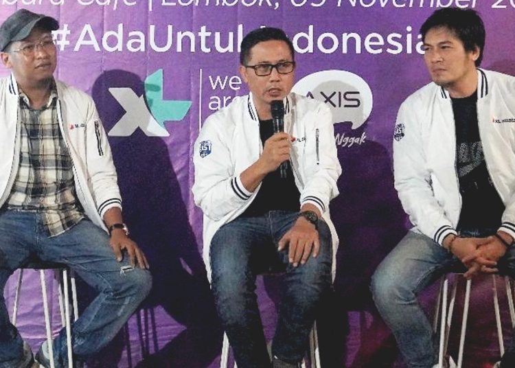 Dari kiri : SOM XL Axiata East Region, Vidya Hossein Regional Group Head XL Axiata East Region, Dodik Ariyanto, dan Head Of Sales XL Axiata Area Lombok, Donny Darmawan dalam acara media update di Acibara Café Mataram, Rabu.(ist)