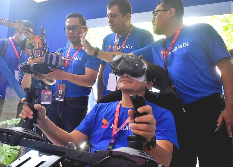 Direktur & Chief Technology Officer XL Axiata, I Gede Darmayusa (duduk), Group Head XL Axiata East Region, Dodik Ariyanto, Chief Corporate Affairs XL Axiata, Marwan O. Baasir, dan Chief Enterprise & SME Officer XL Axiata, Feby Sallyanto mencoba usecase smart mining di booth XL Axiata Business Solution  di arena Future SME’s Village Bali Collection, Nusa Dua, Bali, Sabtu.(ist)